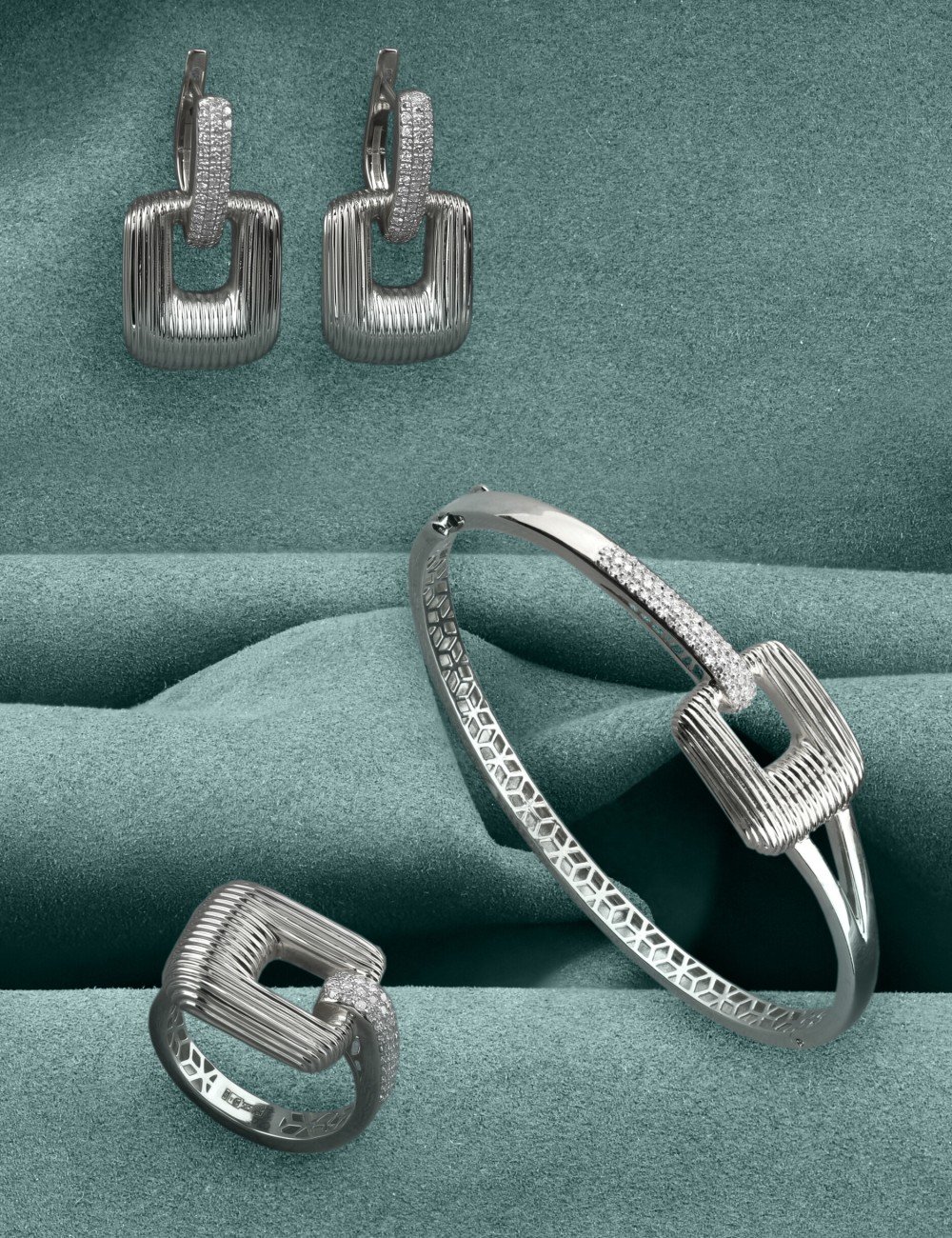 Серьги из белого золота c бриллиантами