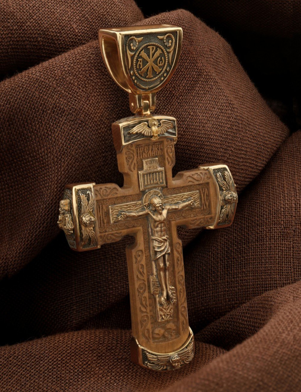 Крест из золота c деревом груши