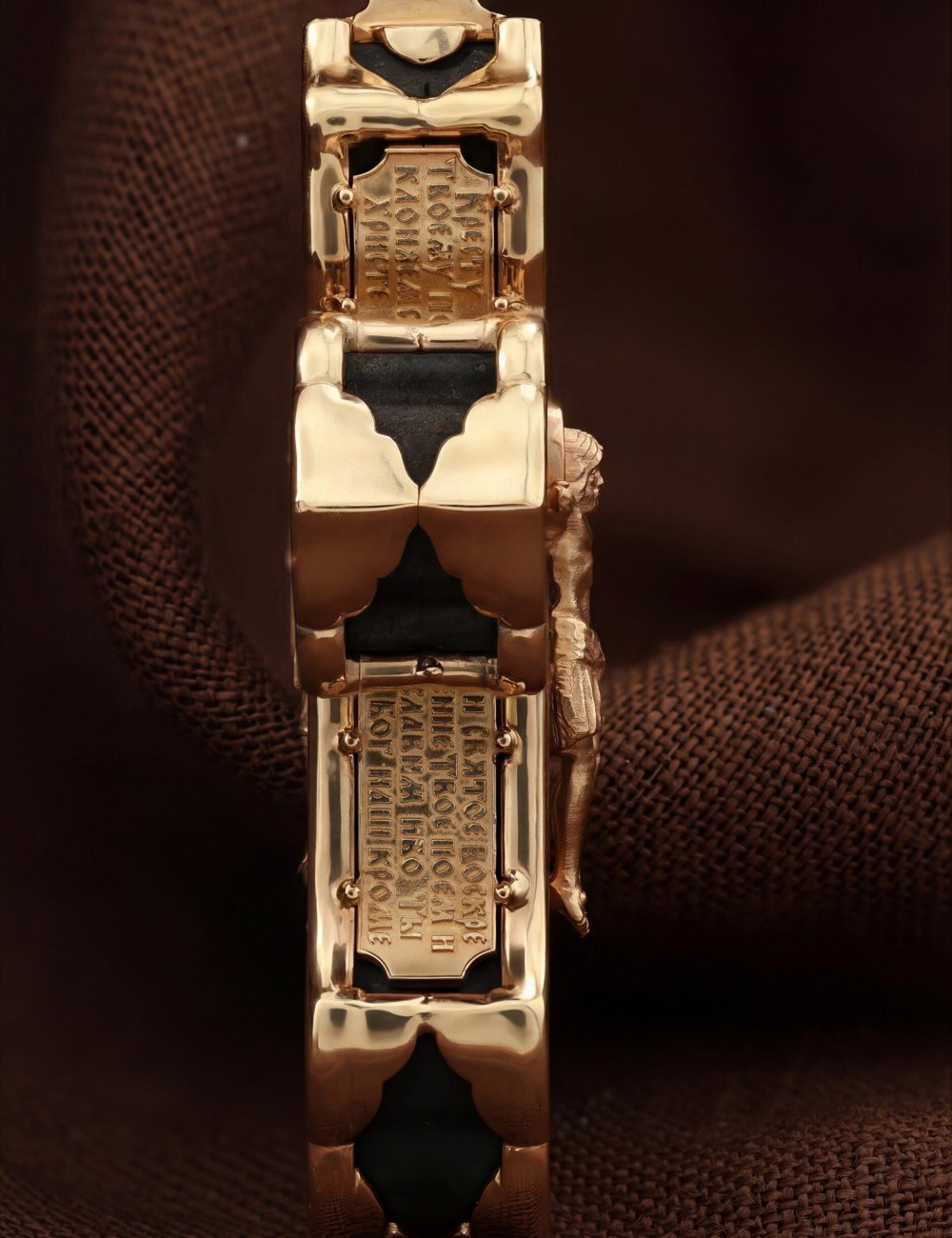 Крест из золота c эбеновым деревом