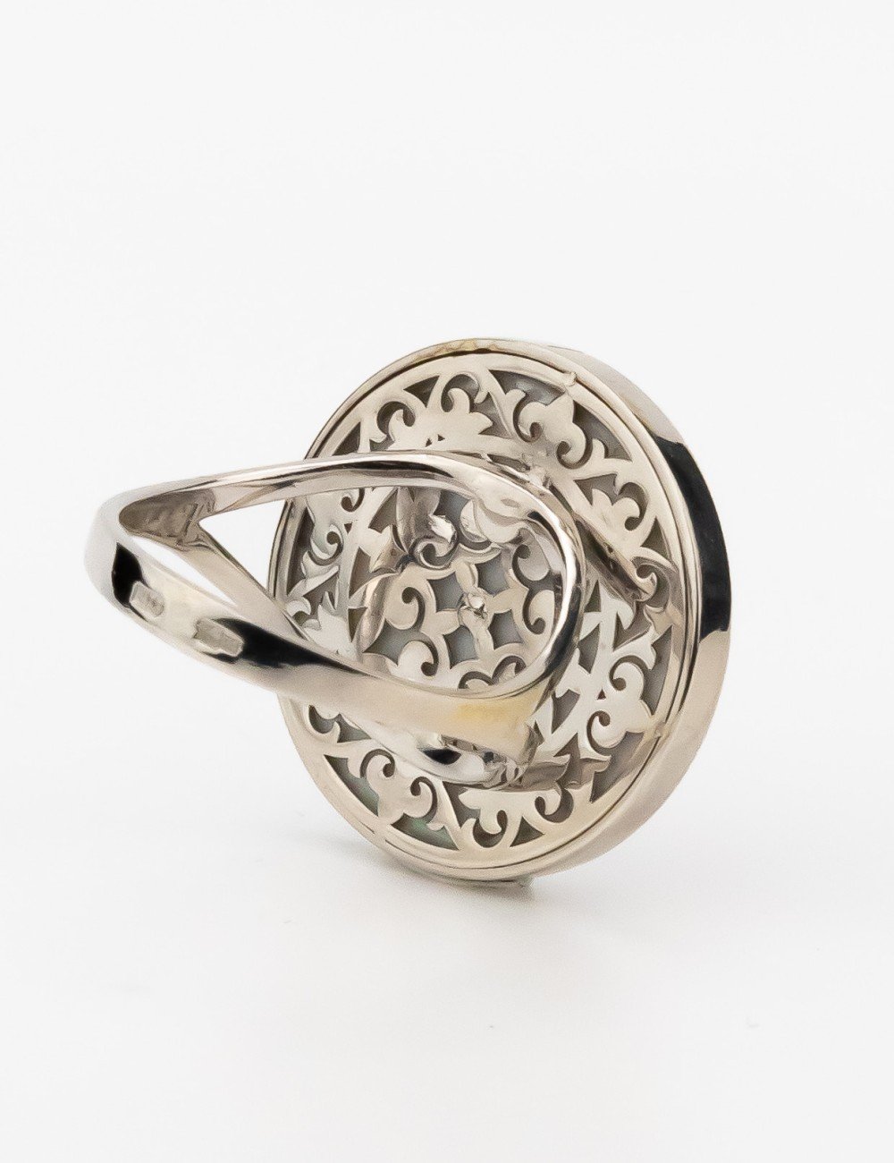 Кольцо из белого золота c ониксом и перламутром