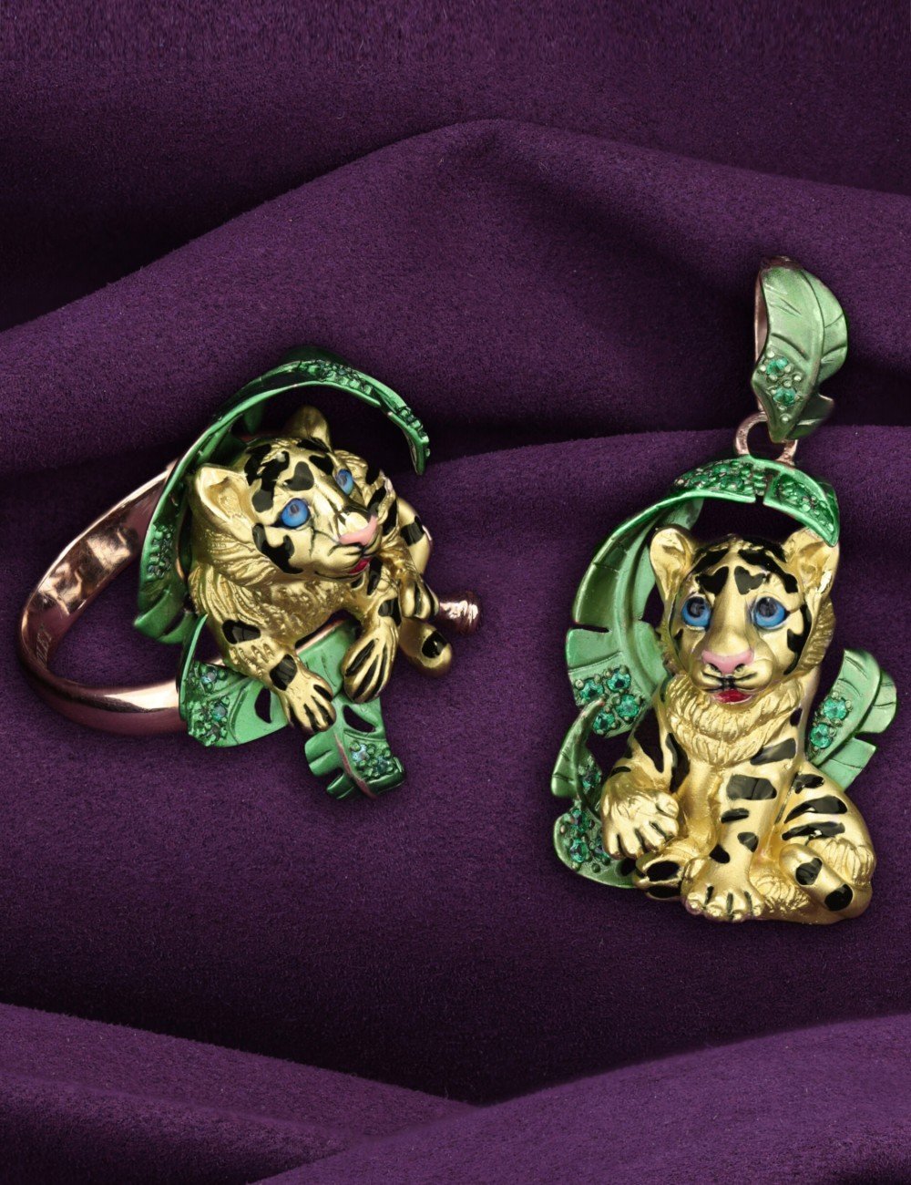 Подвеска из золота c эмалью и изумрудом