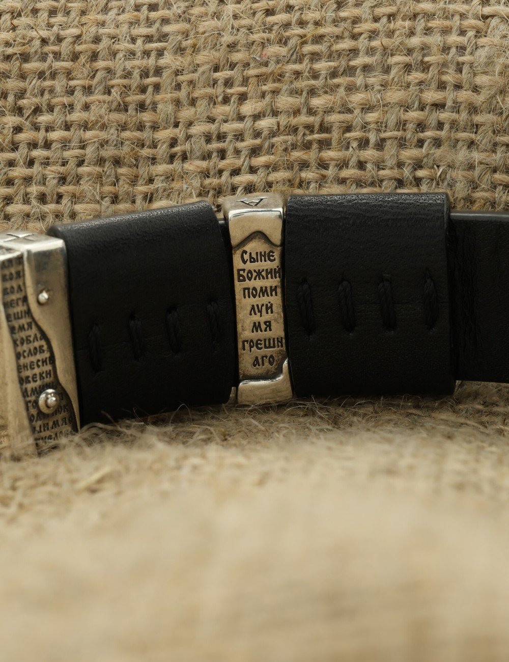 Браслет из серебра c кожаным шнурком