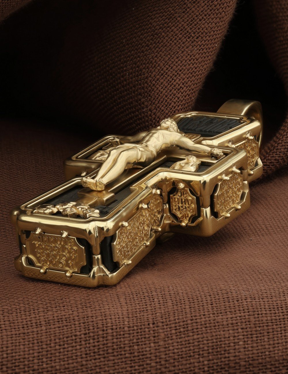 Крест из лимонного золота c эбеновым деревом