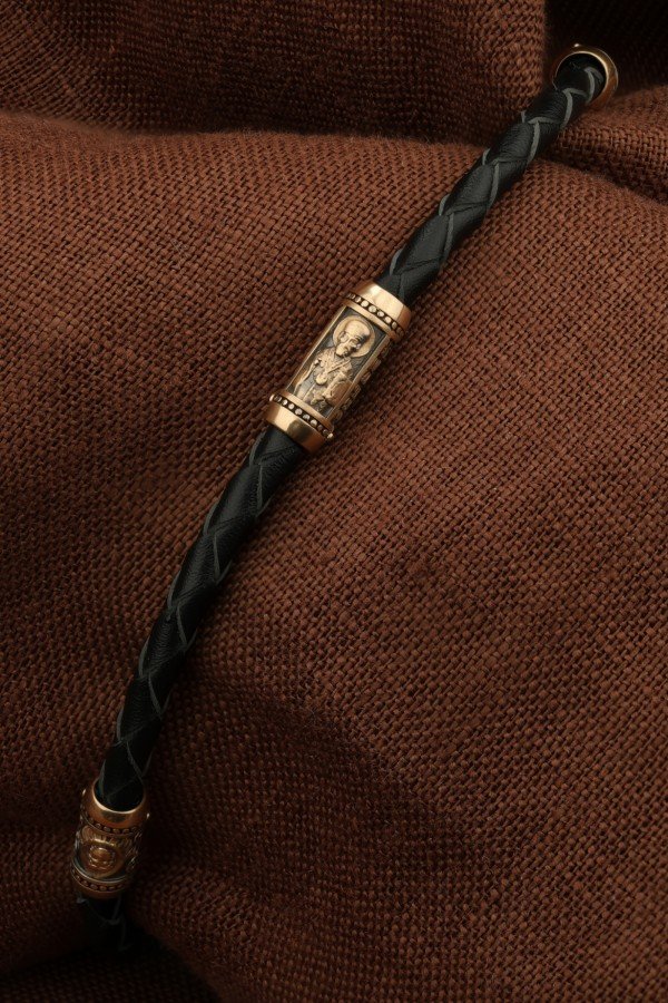 Браслет из золота c кожаным шнурком