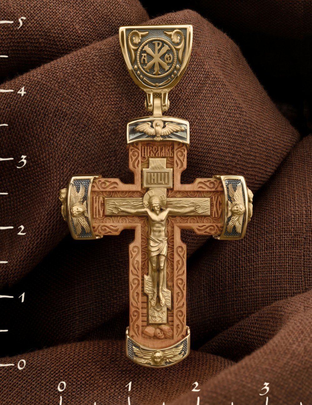 Крест из лимонного золота c деревом груши