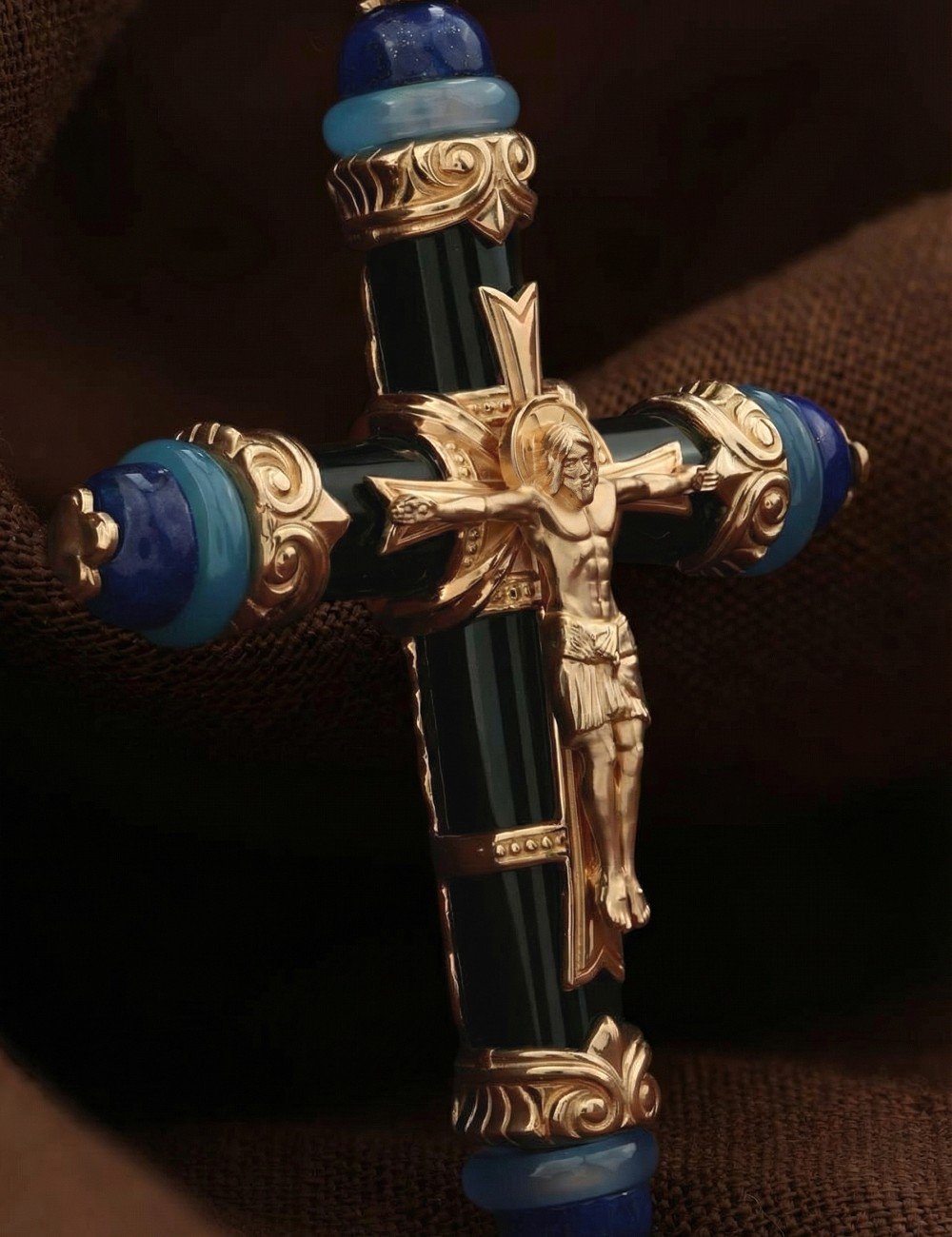 Крест из золота c ониксом, агатом и лазуритом