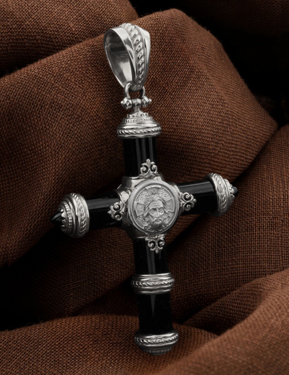 Крест из белого золота c ониксом