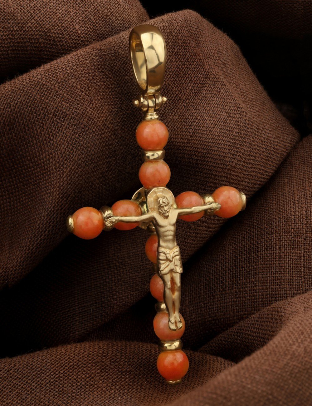 Крест из лимонного золота c кораллом