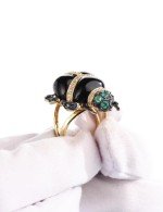 Кольцо из лимонного золота c бриллиантами, сапфиром, изумрудом и ониксом