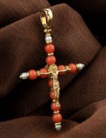Крест из лимонного золота c жемчугом и кораллом