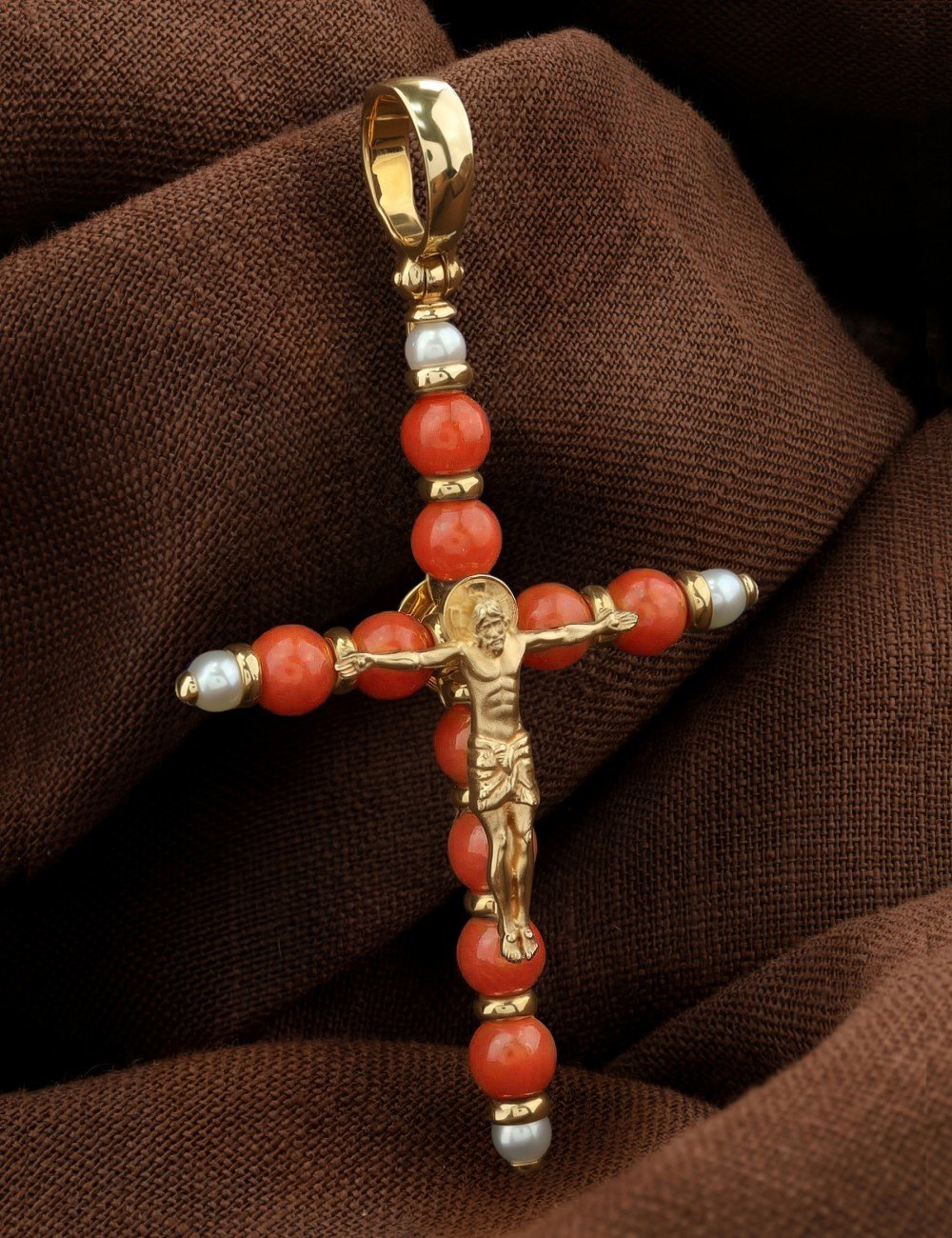 Крест из лимонного золота c жемчугом и кораллом