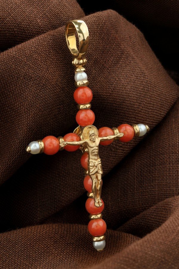 Крест из лимонного золота c жемчугом и кораллом