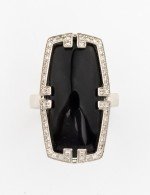 Кольцо из белого золота c бриллиантами, рубином и ониксом