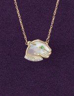 Колье из лимонного золота c бриллиантами, изумрудом и перламутром