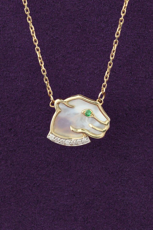 Колье из лимонного золота c бриллиантами, изумрудом и перламутром