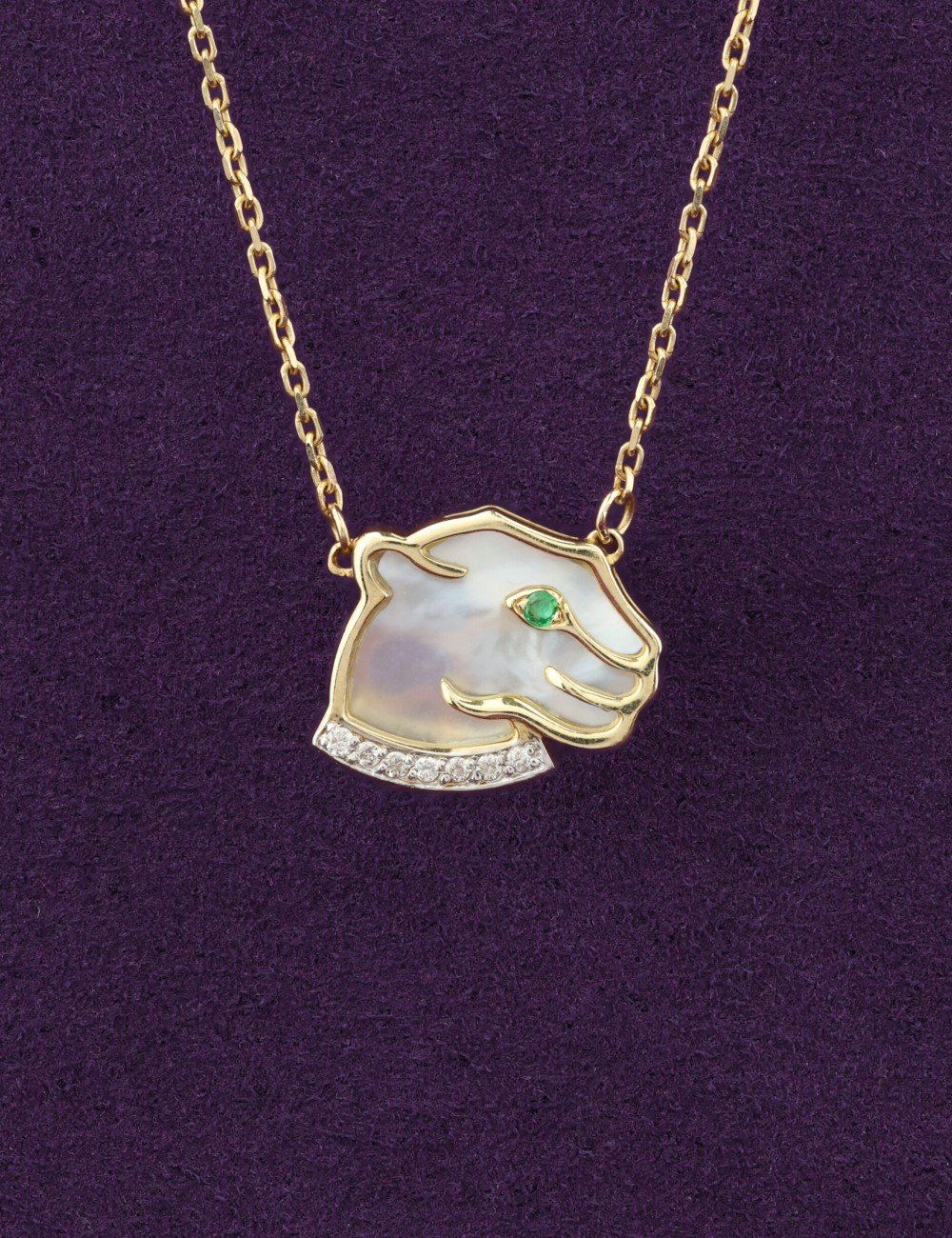Колье из лимонного золота c бриллиантами, изумрудом и перламутром