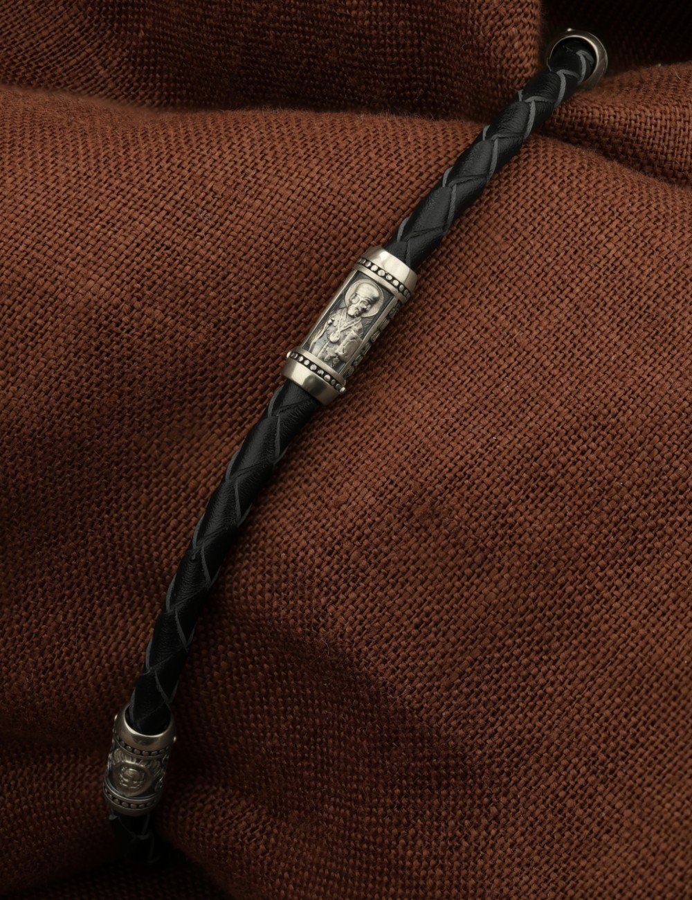 Браслет из белого золота c кожаным шнурком