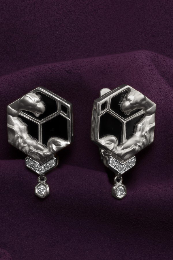 Серьги из белого золота c бриллиантами и ониксом