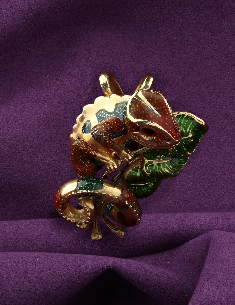 Подвеска из лимонного золота c эмалью и гранатом