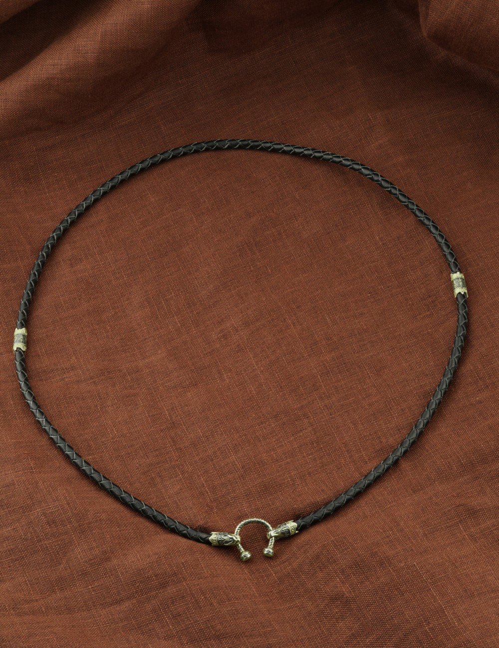 Гайтан из зелёного золота c кожаным шнурком