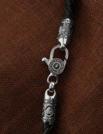 Гайтан из белого золота c кожаным шнурком и ониксом