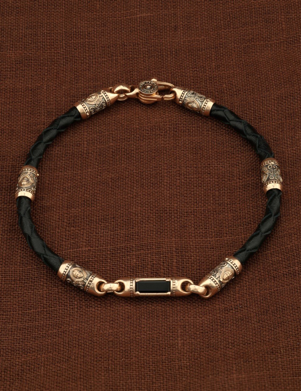 Браслет из золота c кожаным шнурком и ониксом