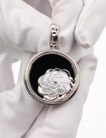 Подвеска из белого золота c ониксом и перламутром