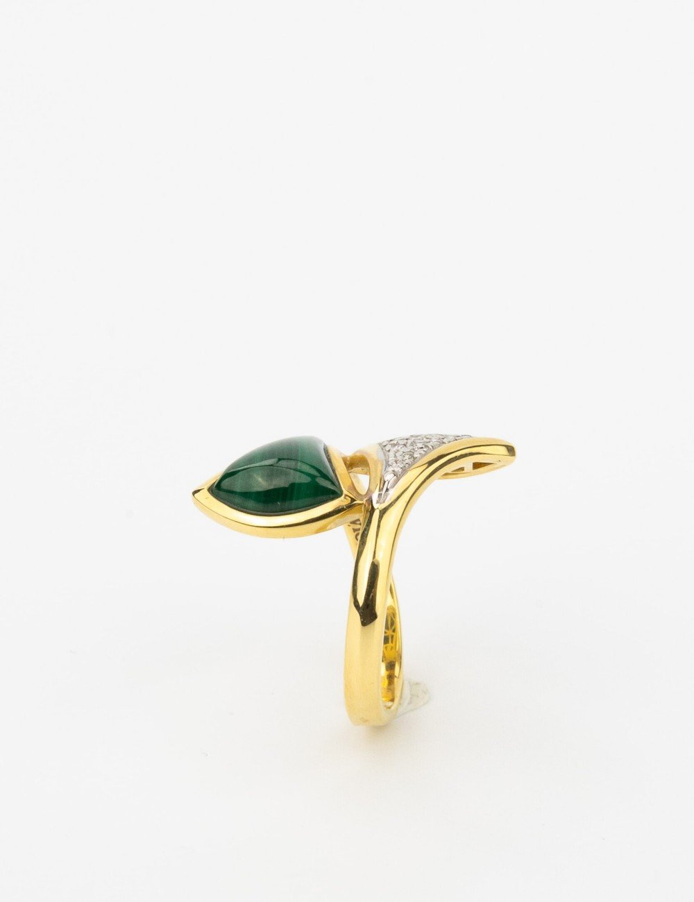 Кольцо из лимонного золота c бриллиантами и малахитом