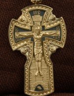 Крест из лимонного золота