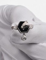 Кольцо из белого золота c бриллиантами и ониксом