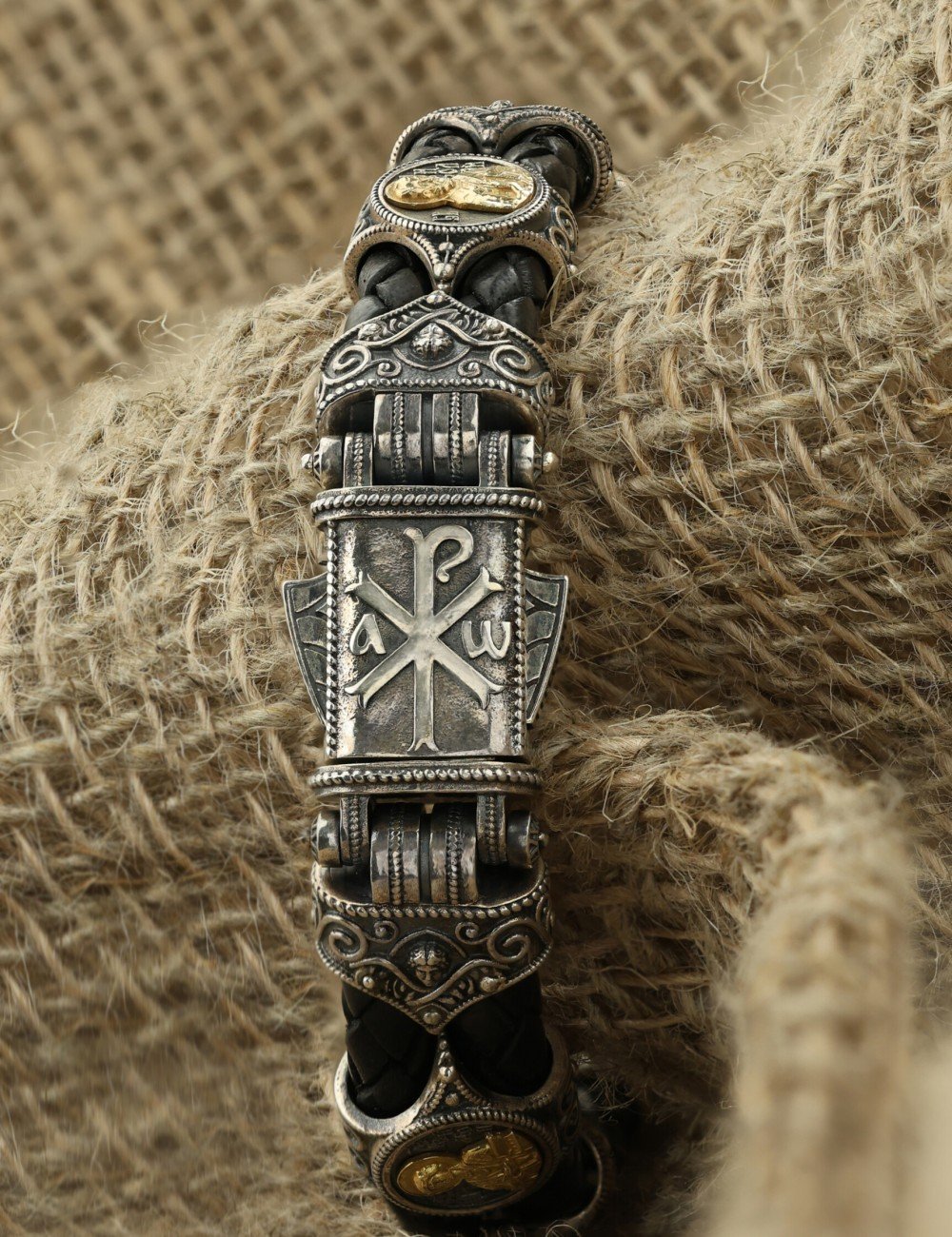 Браслет из серебра и золота c кожаным шнурком