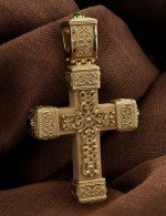 Крест из лимонного золота c эмалью, хризопразом и деревом груши