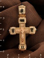 Крест из золота c эмалью, ониксом и деревом груши