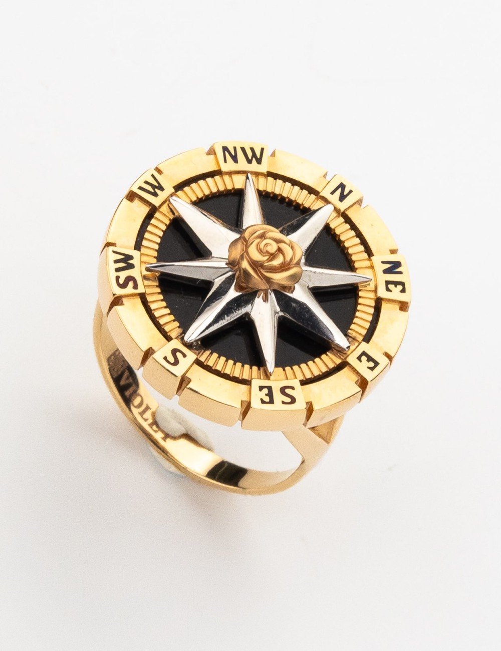 Кольцо из золота c эмалью и ониксом