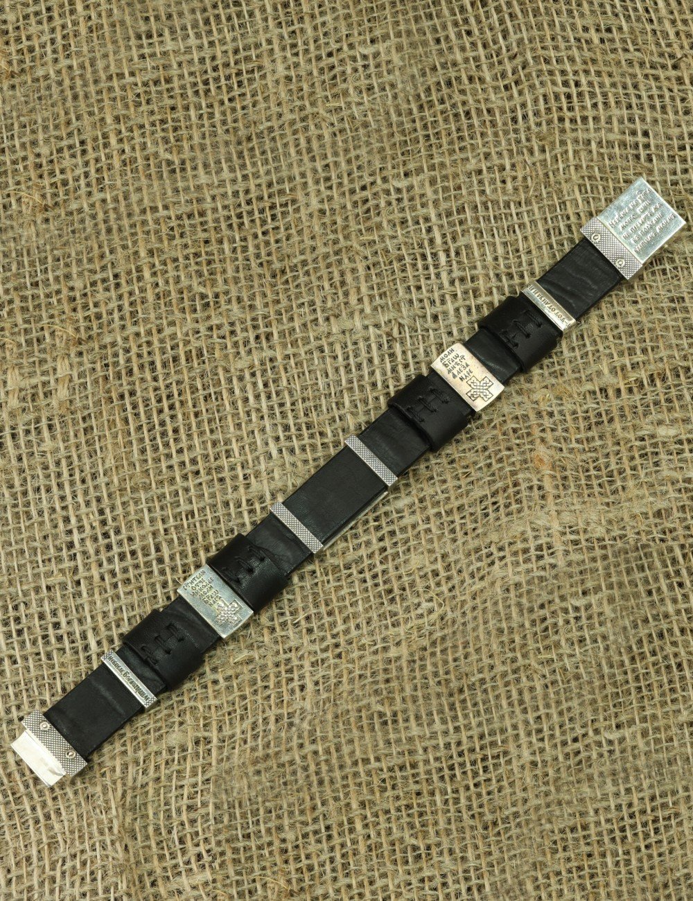 Браслет из серебра и золота c кожаным шнурком