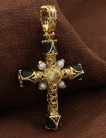 Крест из лимонного золота c жемчугом и ониксом