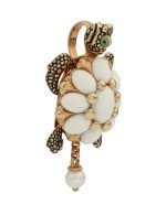 Подвеска из золота c эмалью, жемчугом и бивнем мамонта