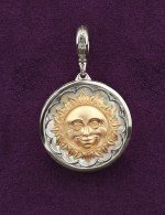 Подвеска из белого золота c ониксом и перламутром