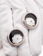 Серьги из белого золота c ониксом и перламутром