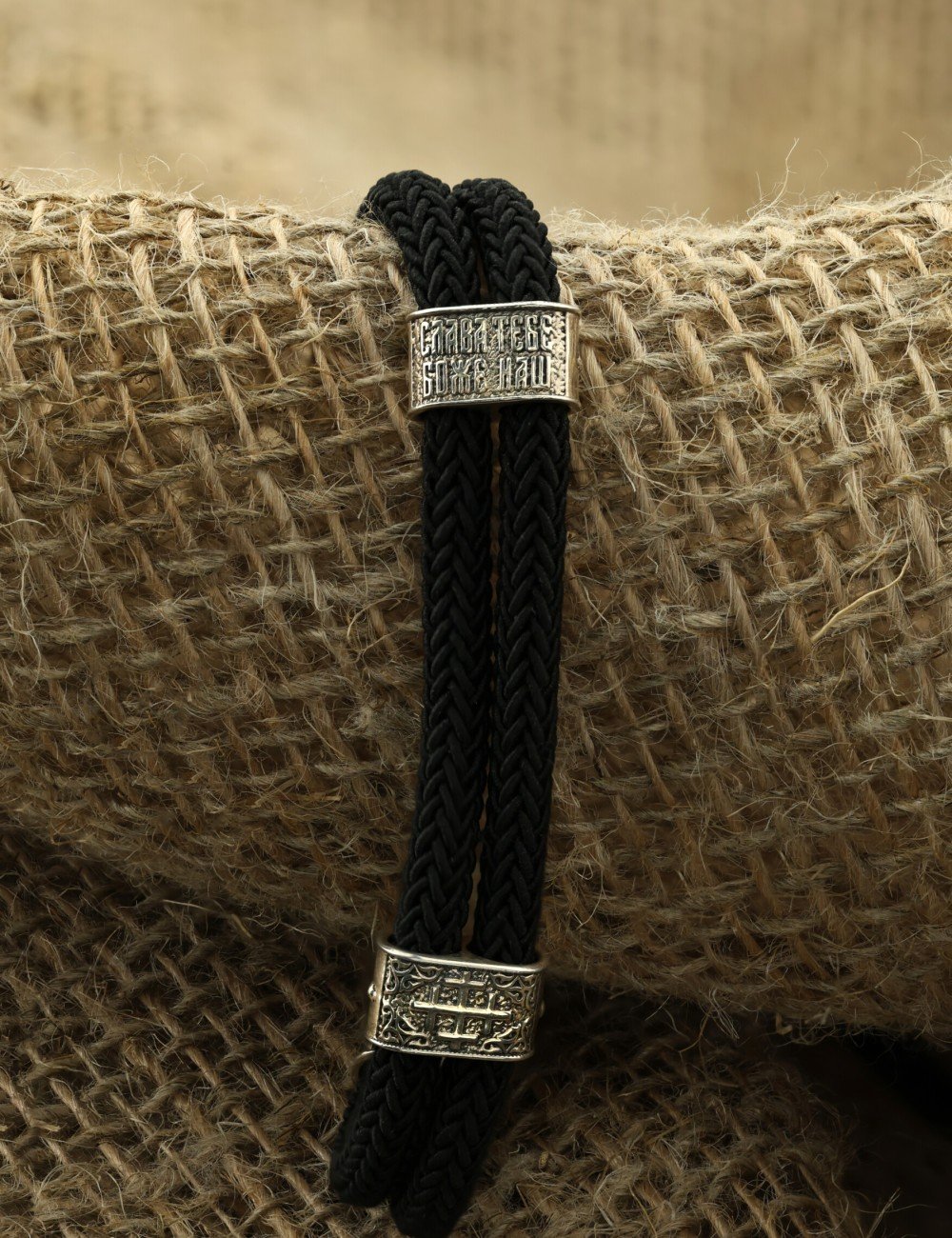 Браслет из серебра и золота c шёлковым шнурком