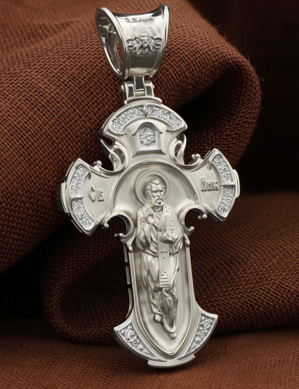 Крест из белого золота c бриллиантами