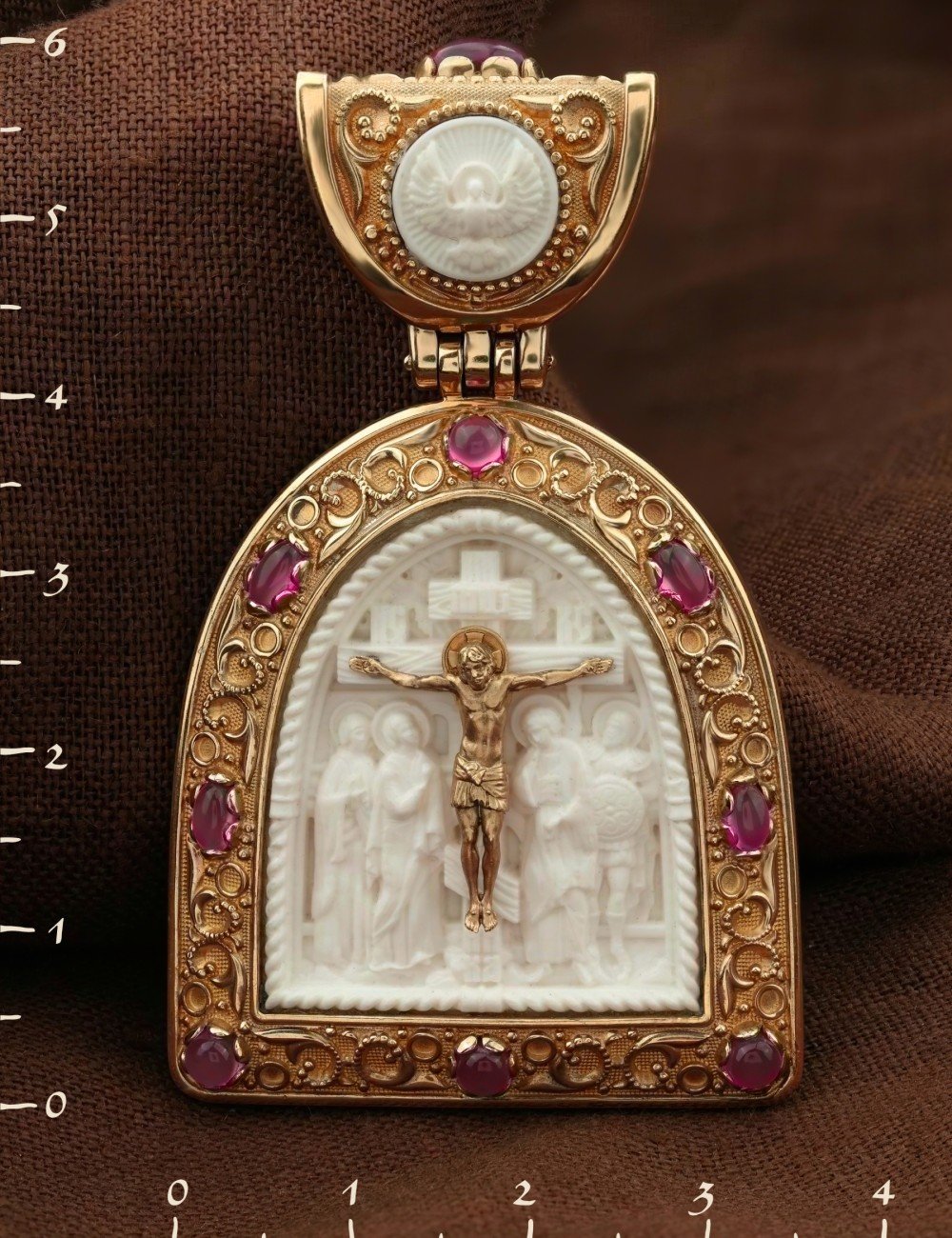 Образок из золота c эмалью, рубином и бивнем мамонта