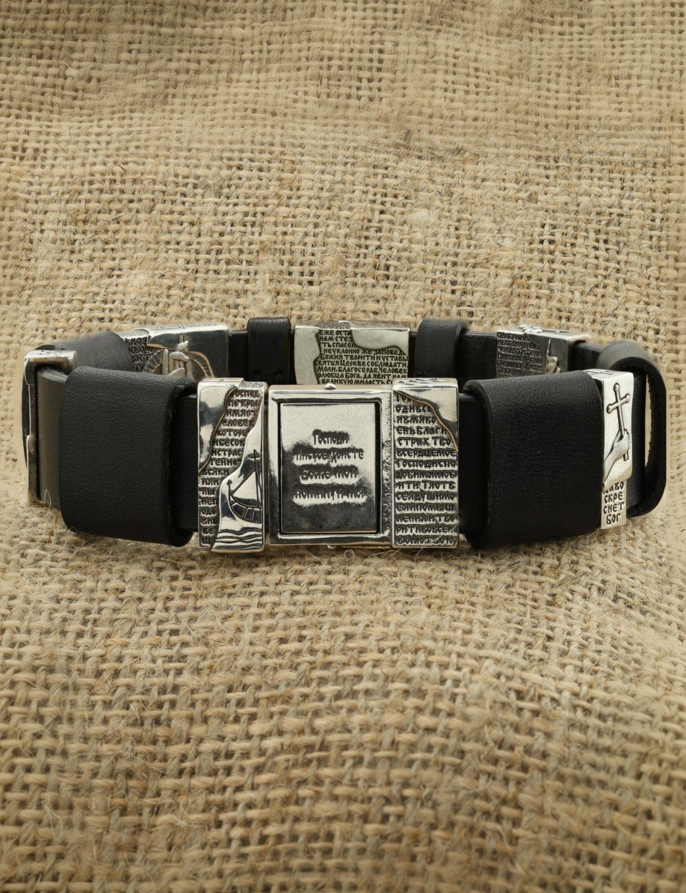 Браслет из серебра c кожаным шнурком