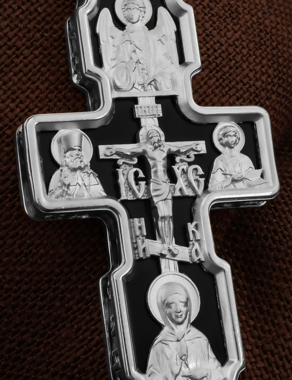 Крест из белого золота c ониксом