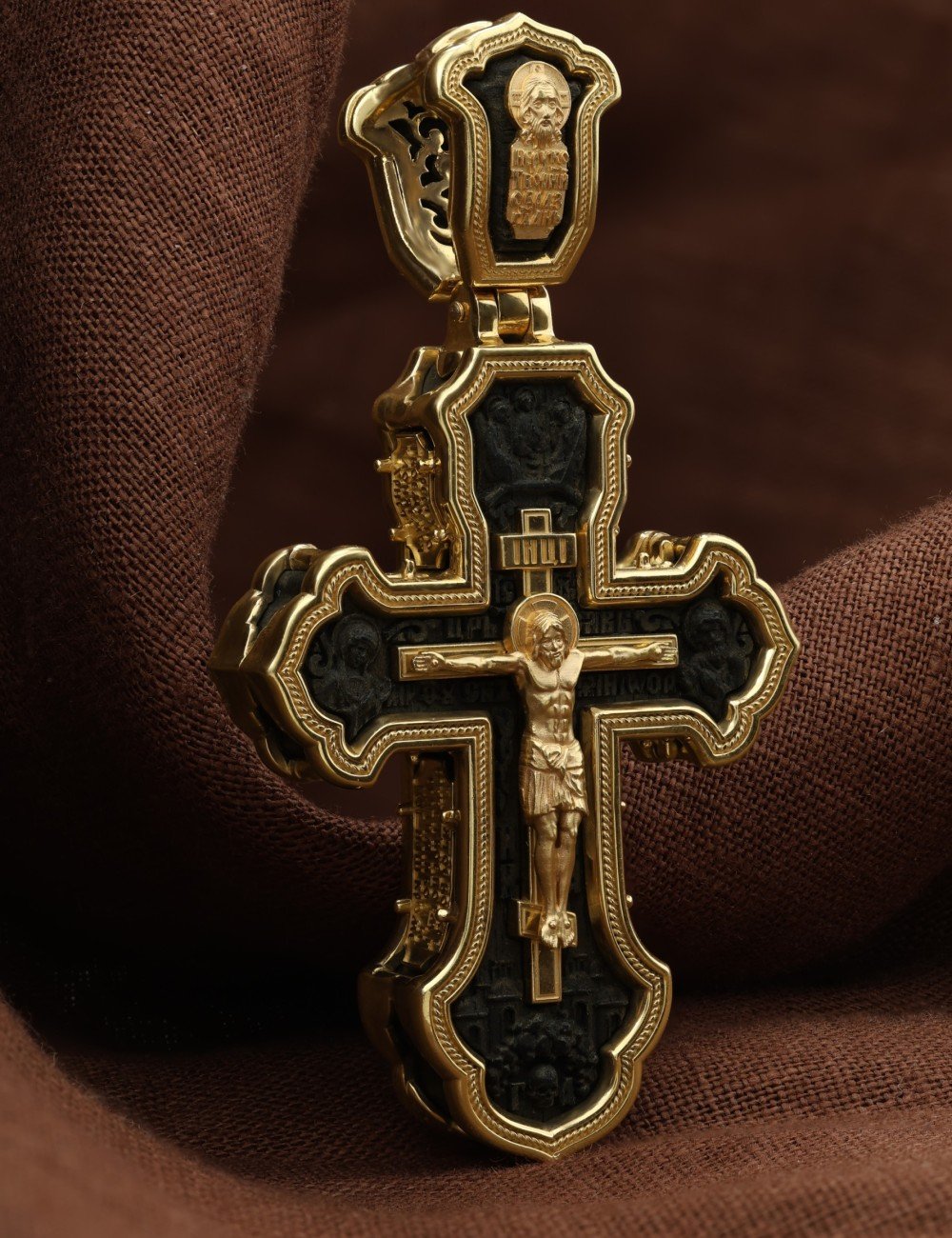 Крест из лимонного золота c эбеновым деревом