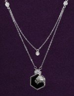 Колье из белого золота c бриллиантами и ониксом