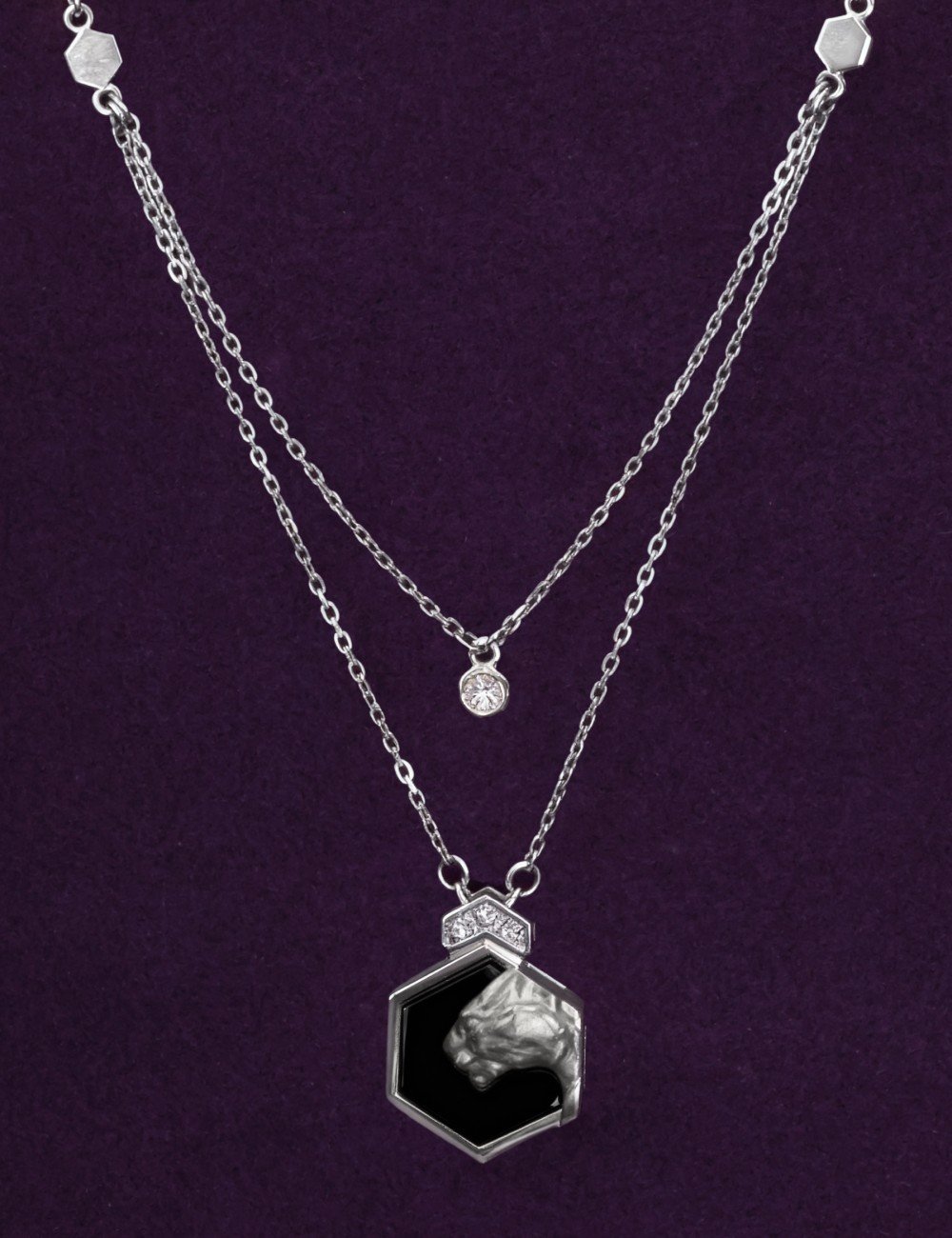 Колье из белого золота c бриллиантами и ониксом