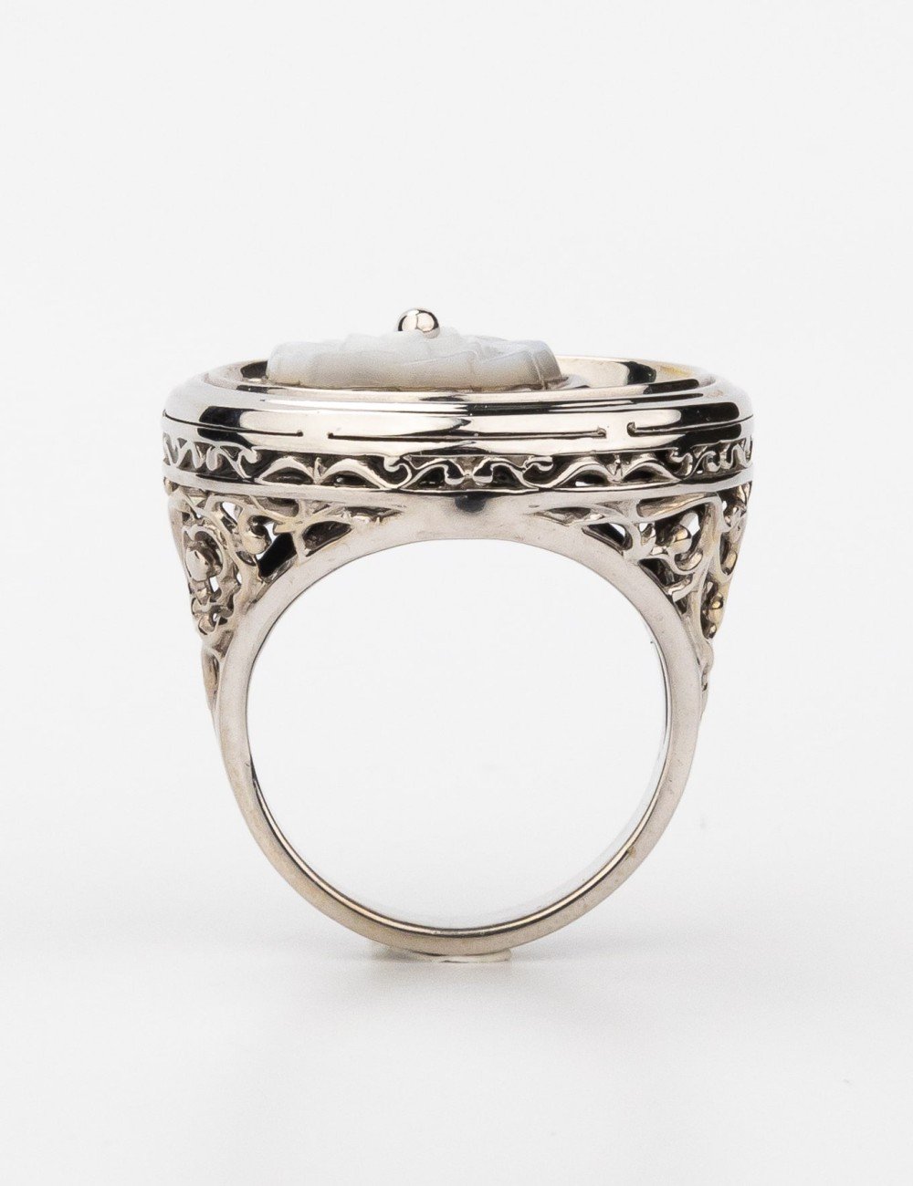 Кольцо из белого золота c ониксом и перламутром