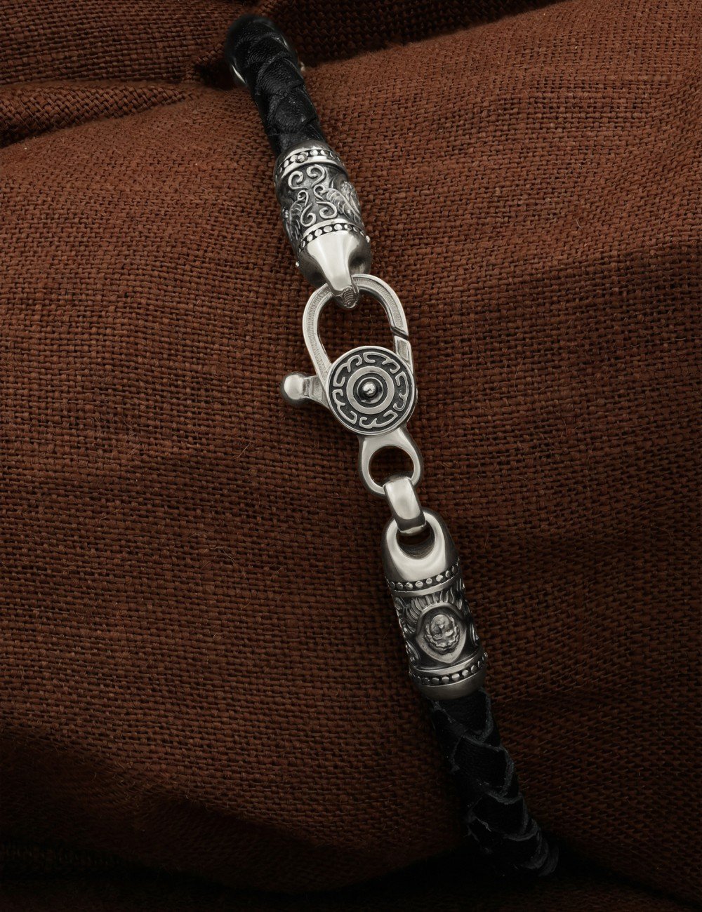 Браслет из белого золота c кожаным шнурком