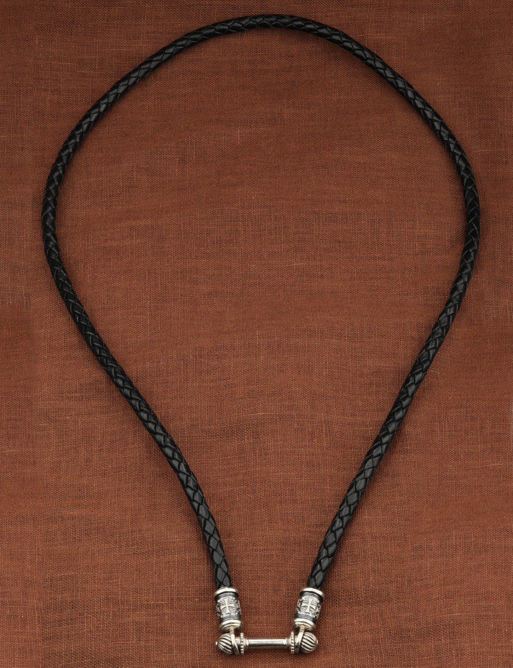 Гайтан из белого золота c кожаным шнурком